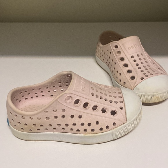 Size 4 Natives, light pink. - Picture 2 of 4